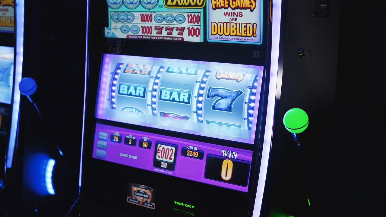 Filipino player accessing omnichord casino and sports on a smartphone